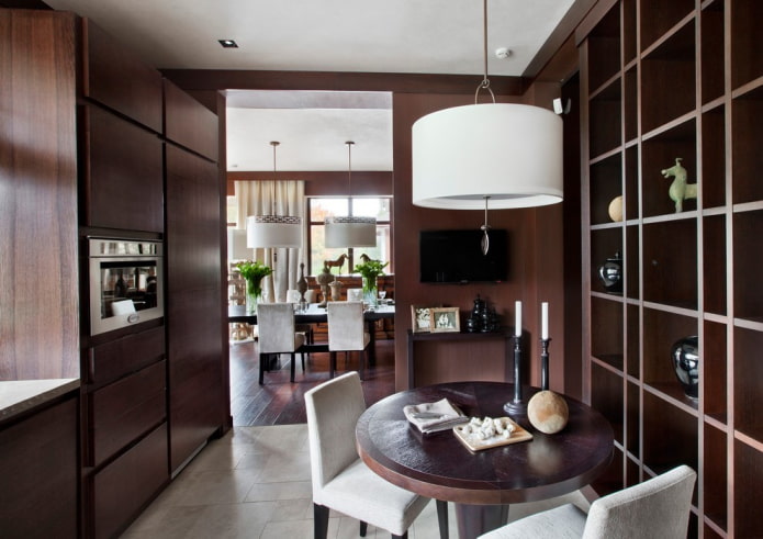 tavolo rotondo color wengé nell'interno della cucina