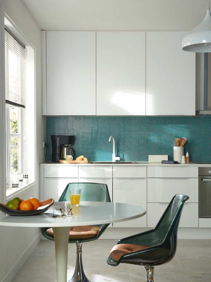tavolo semicircolare nell'interno della cucina
