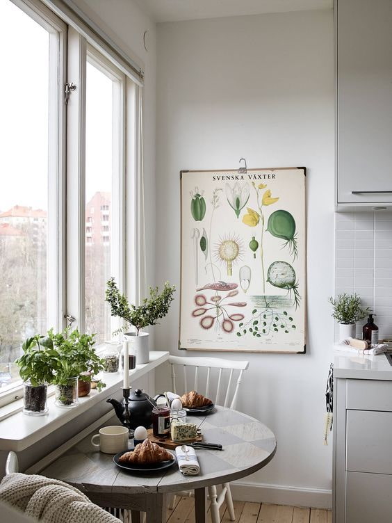 tavolo semicircolare nell'interno della cucina