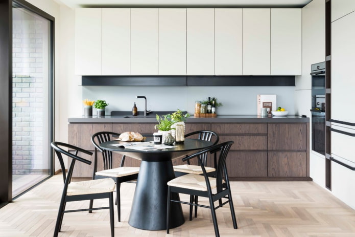 tavolo rotondo nero nell'interno della cucina