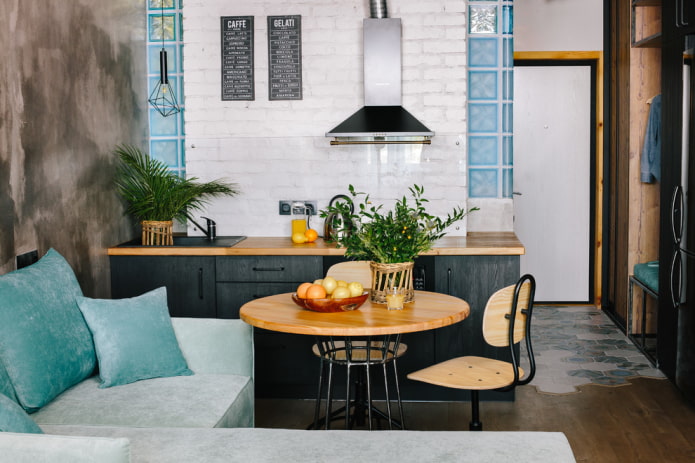 tavolo rotondo in una cucina in stile loft