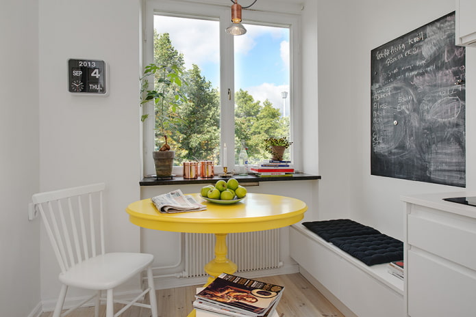 tavolo rotondo all'interno della cucina