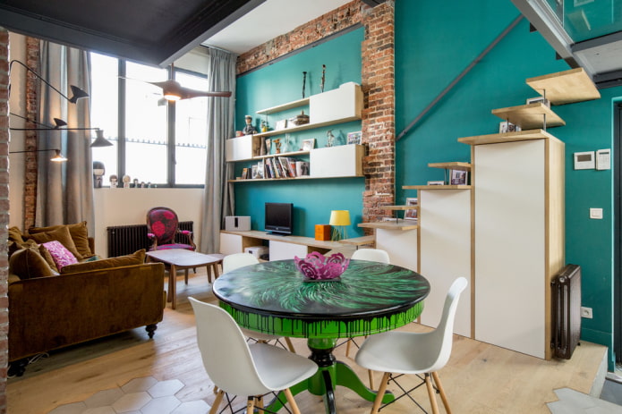 tavolo rotondo verde nell'interno della cucina-soggiorno