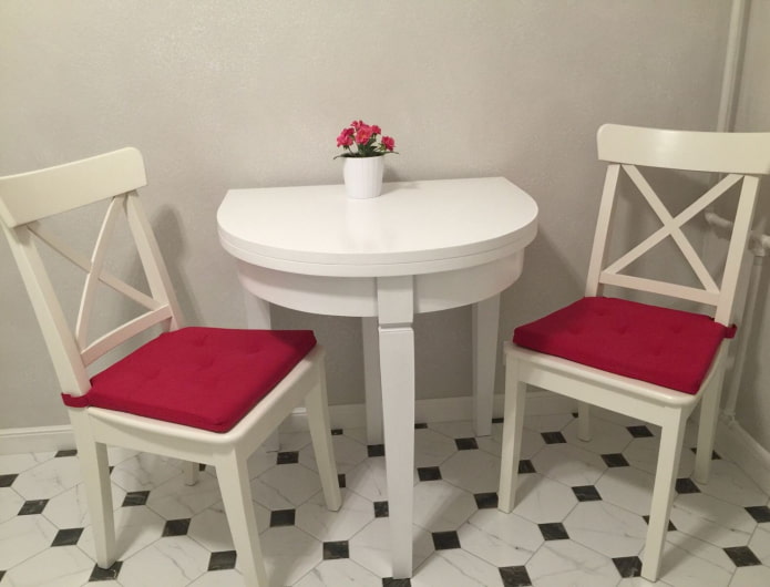 tavolo semicircolare all'interno della cucina