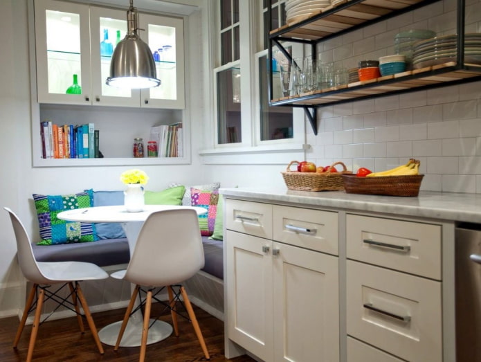 tavolo rotondo all'interno della cucina