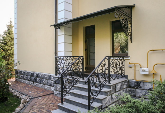 completamento dell'ampliamento del portico della casa