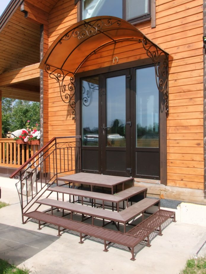 casa con veranda in metallo