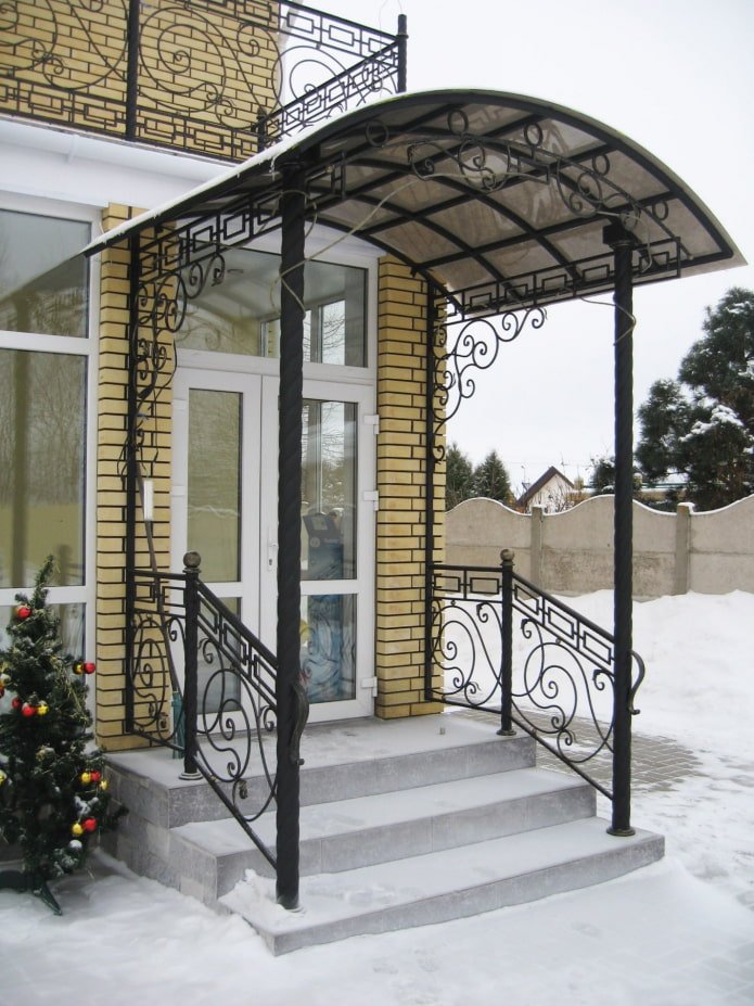 casa con veranda con tettoia