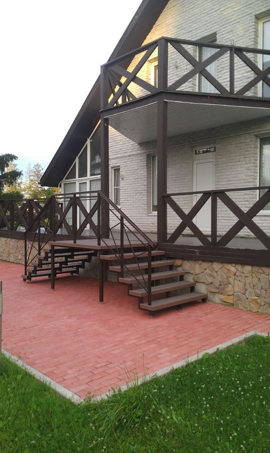 casa con portico a due falde