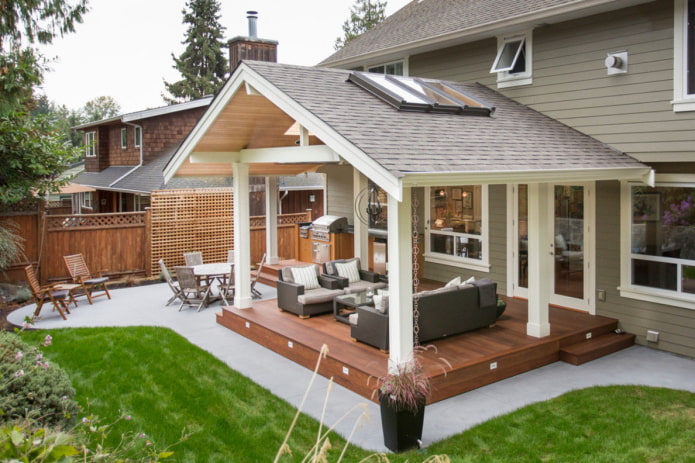 casa con veranda con tettoia