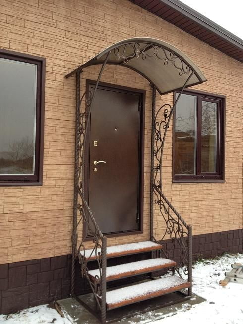 casa con veranda in metallo