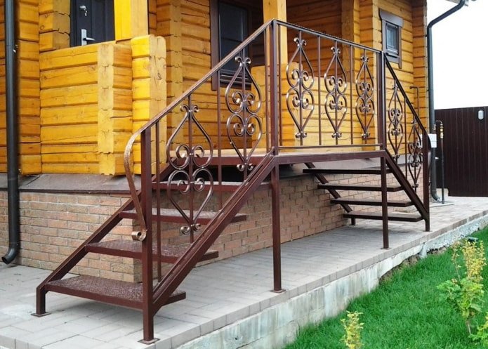 casa con veranda in metallo