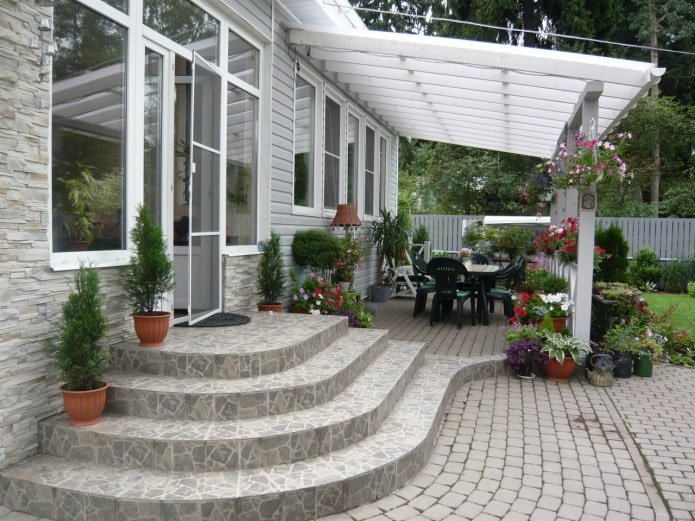 casa con portico semicircolare