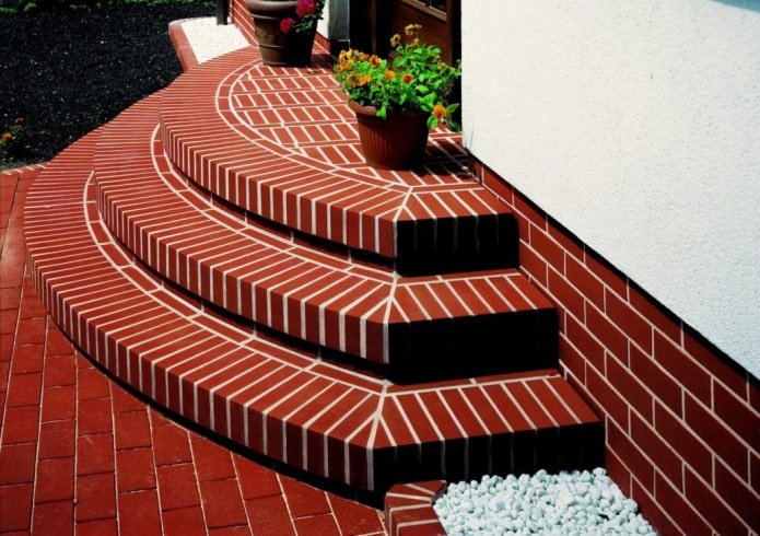 casa con portico semicircolare