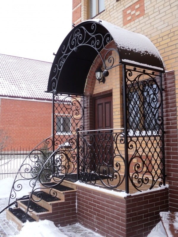 casa con veranda in metallo