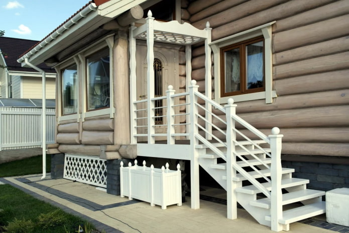 portico bianco di una casa in legno