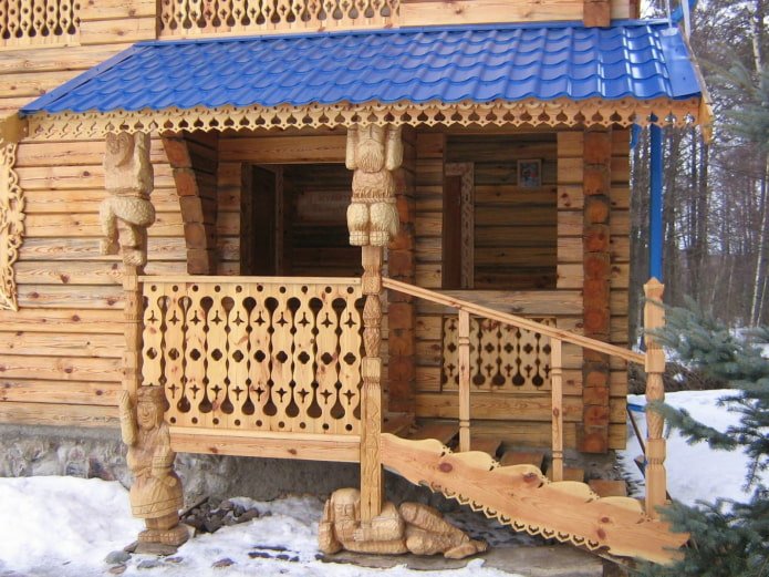 veranda intagliata vicino alla casa