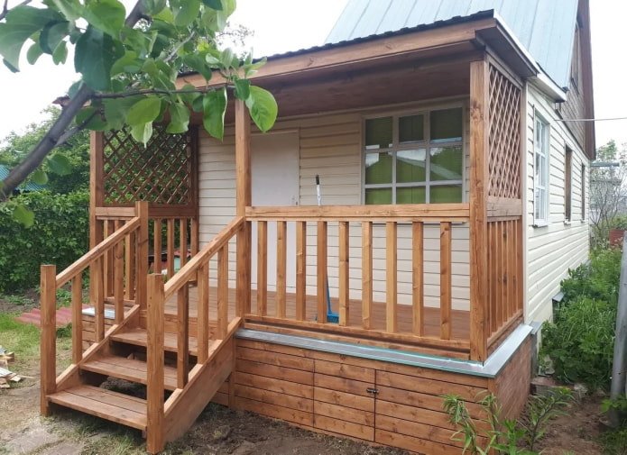 veranda in legno per la dacia