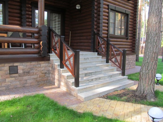 portico in pietra vicino alla casa