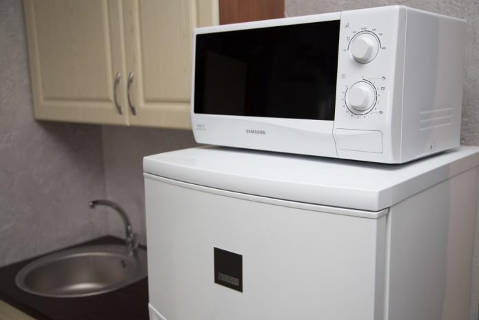 Forno a microonde sul frigorifero