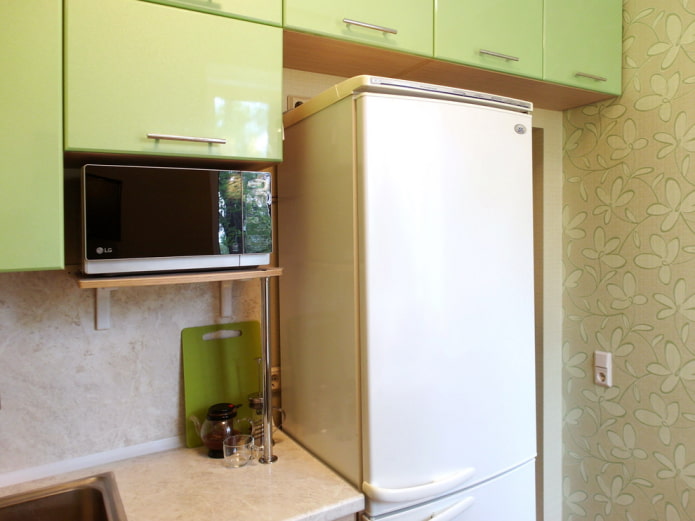 Forno a microonde su una mensola