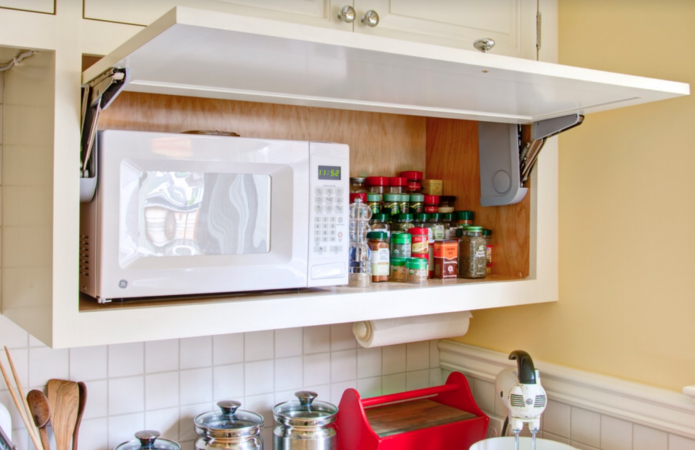 Forno a microonde dietro la facciata