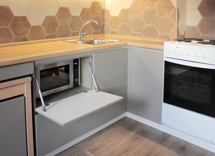 forno a microonde in un mobile