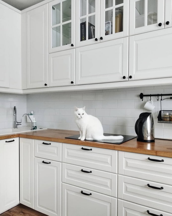 cucina bianca con maniglie nere