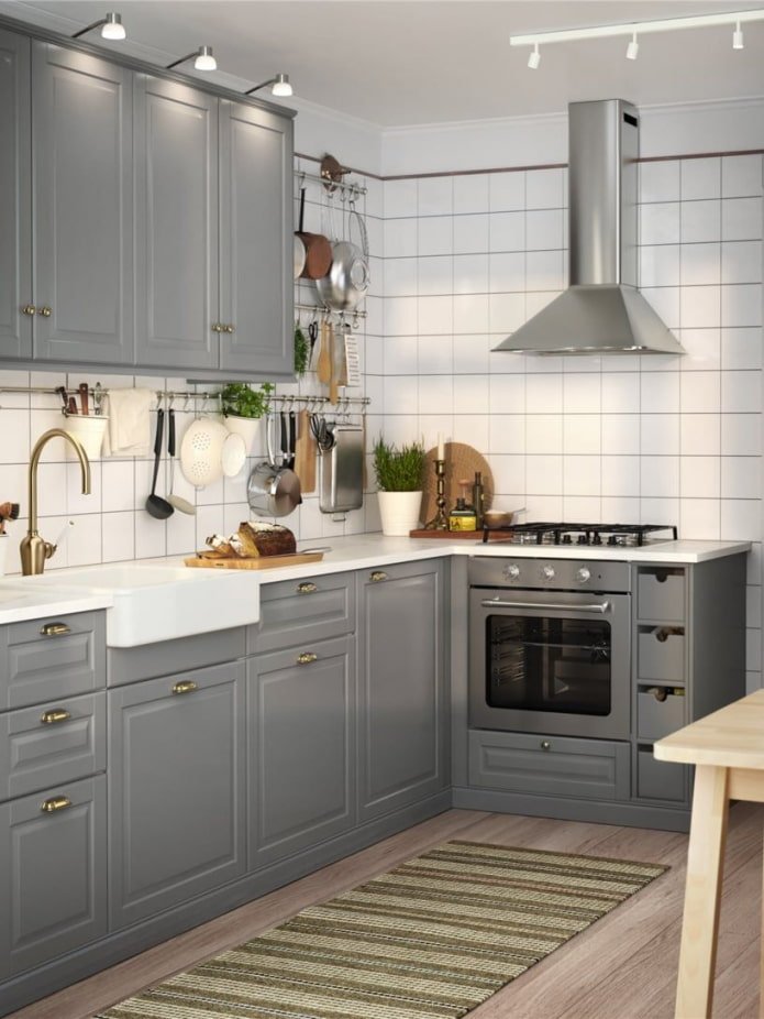 cucina grigia con maniglie dorate