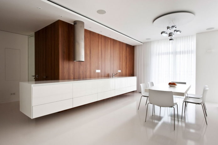 Parete in legno sullo sfondo di una cucina bianca