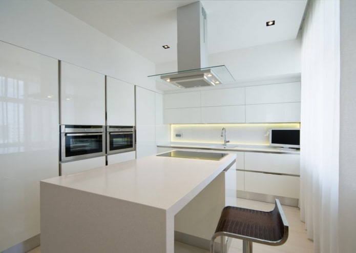 Cucina bianca con dettagli beige
