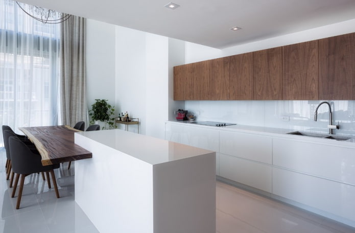 Cucina con facciate in legno
