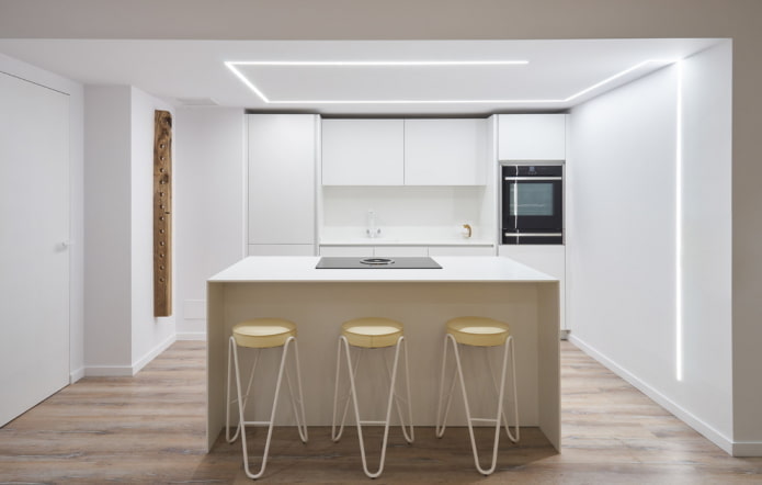 Soffitto bianco con retroilluminazione in cucina