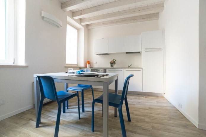 Cucina bianca con sedie blu