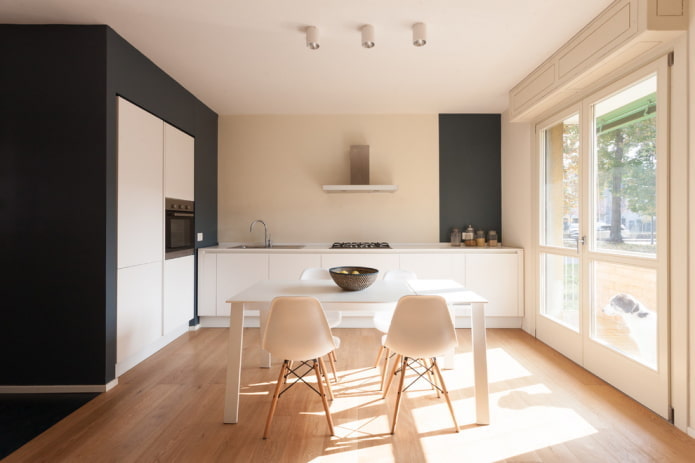 Parete dipinta di beige con accenti neri