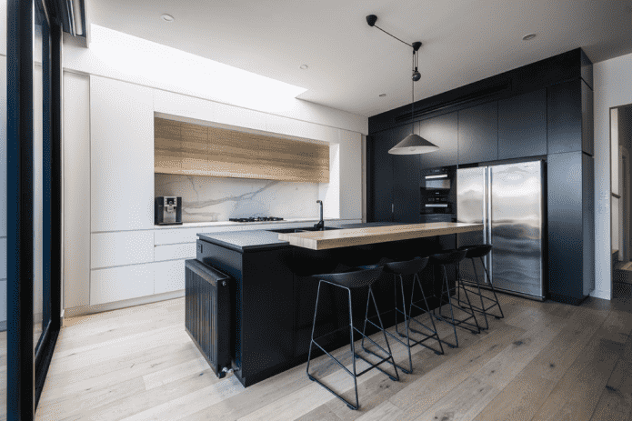 Cucina bianca con mobili neri