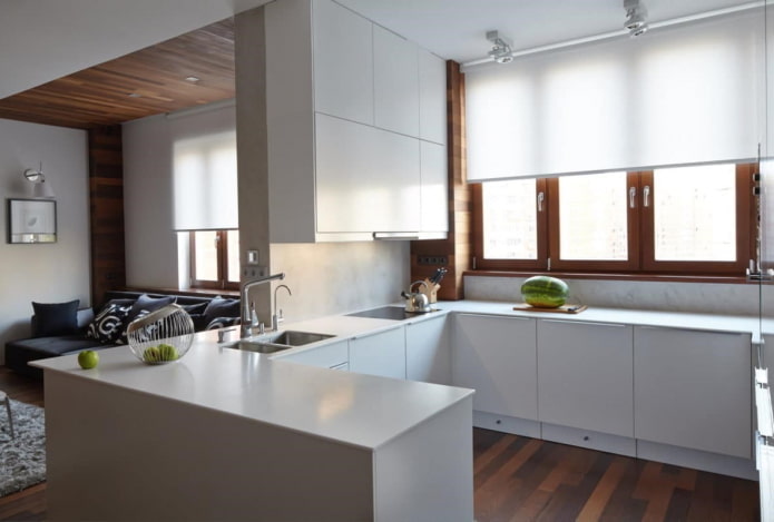Decorazione della finestra con tende bianche