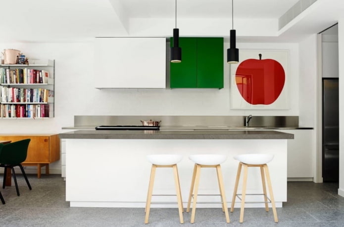 Cucina con decorazioni colorate