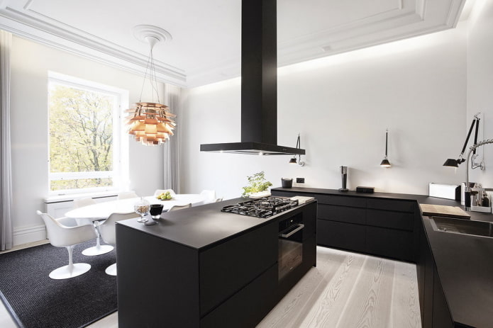 Cucina con isola in stile minimalista