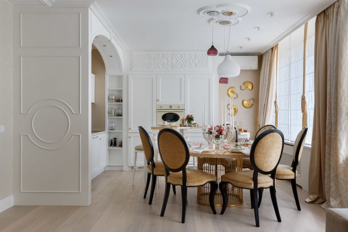 Cucina con arco e modanature
