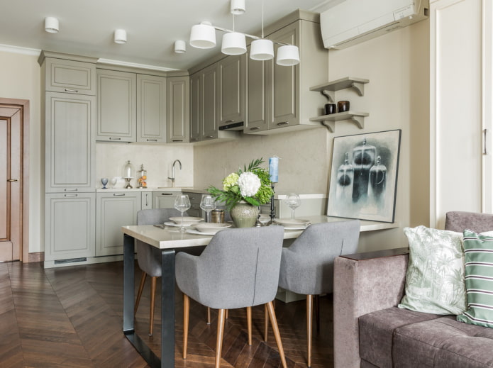 Elegante cucina-soggiorno con mobili imbottiti