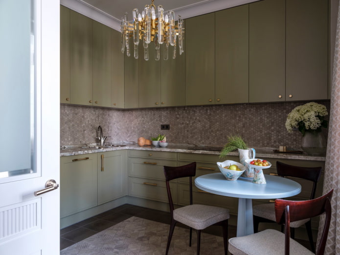Cucina con mobili essenziali e pensili alti fino al soffitto