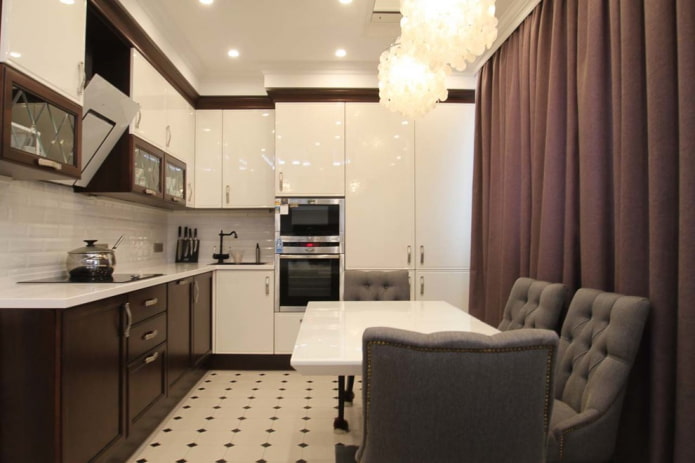 Cucina angolare nei toni del marrone e del beige