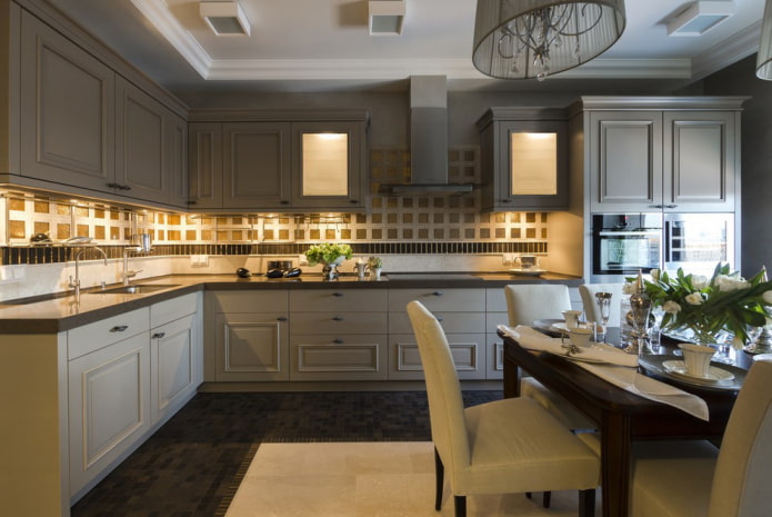 Cucina grigia con un grembiule dorato