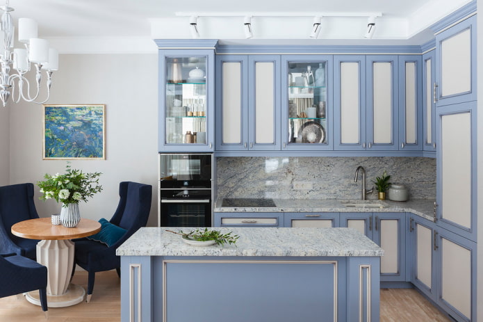 Cucina nei toni dell'azzurro con rivestimento in marmo