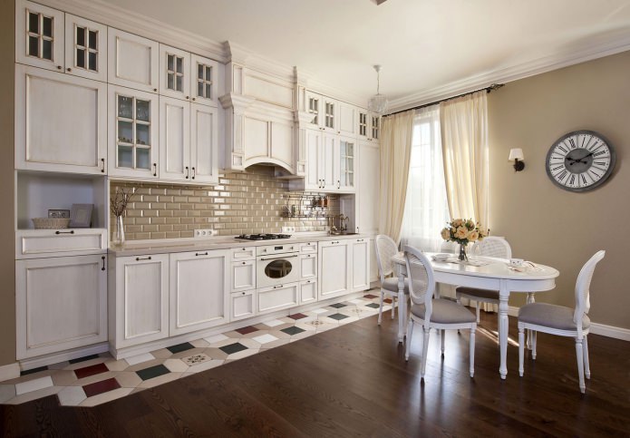tavolo bianco nell'arredamento della cucina