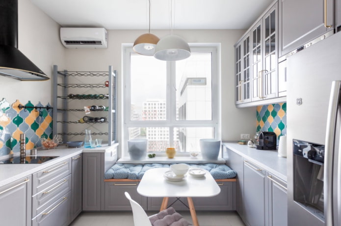 divano sotto la finestra in cucina