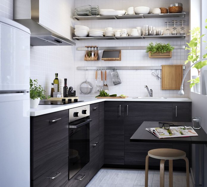 cucina scura con ripiani