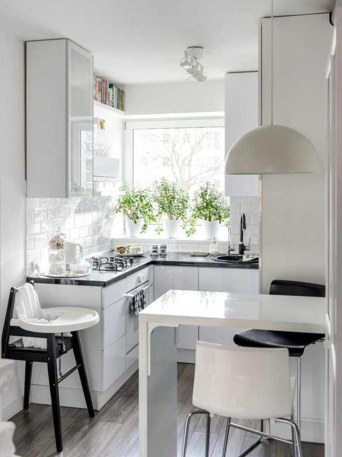 cucina bianca con piano di lavoro nero
