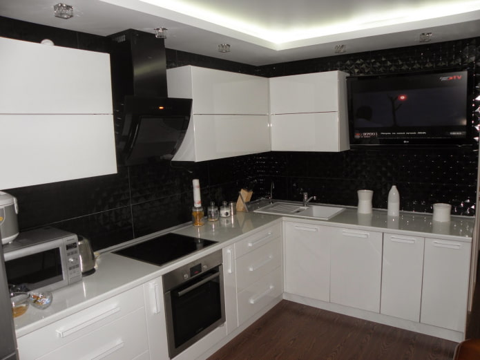 cucina bianca con maniglie bianche